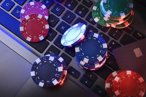 Antarmuka aplikasi shinki Bandar Poker di layar ponsel menampilkan meja permainan dan kontrol taruhan