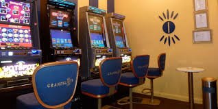 Dealer langsung Free Bet Blackjack di studio HD shinki dengan kartu dan chip di meja