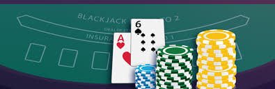 Dealer langsung shinki bermain Over Under dengan kartu di meja HD
